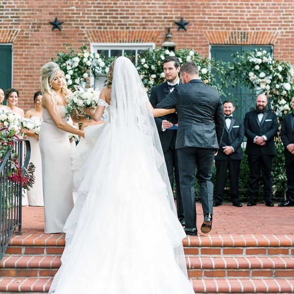 Martina Liana size 6
Veil plus two skirts one with a extra long train. - Picture 4 of 5